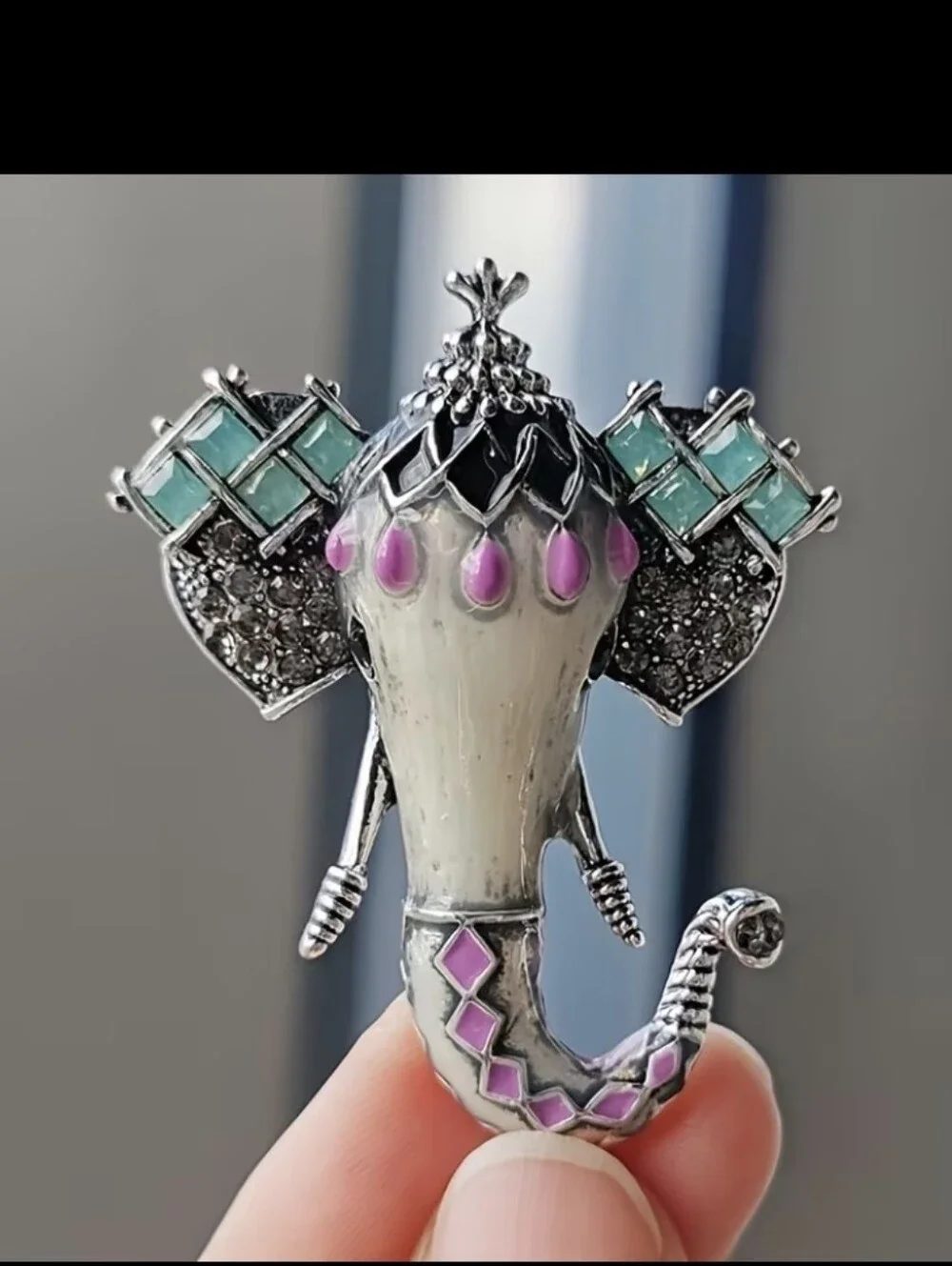 Beautiful Elephant Brooch NEW